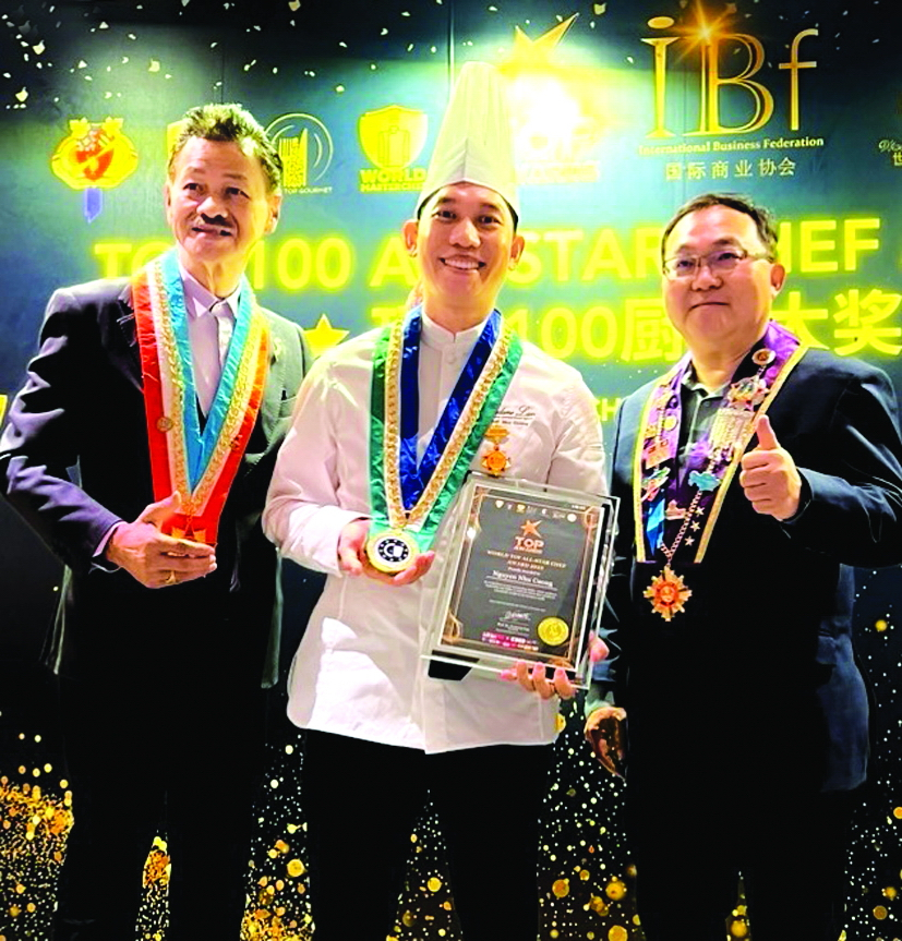 Đầu bếp Nguyễn Như Cường (giữa) nhận giải thưởng 100 Chef Awards Asia tại Singapore