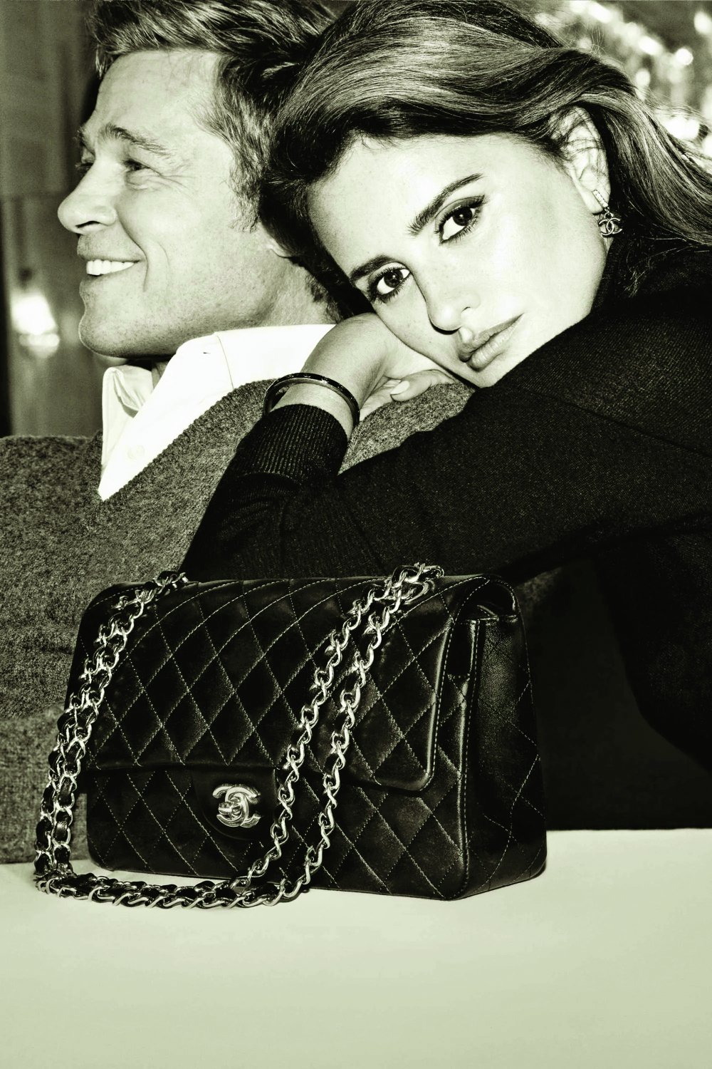 Penélope Cruz và Brad Pitt trong đoạn phim quảng bá mẫu túi 11.12 chần bông hình quả trám biểu tượng của Chanel