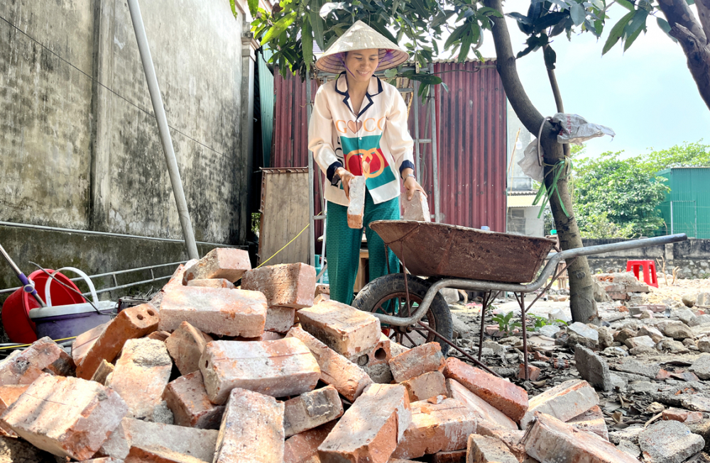 Chị Phạm Thị Tình xây lại ngôi nhà mới khi được tổ tiết kiệm duyệt cho vay cả năm 2024