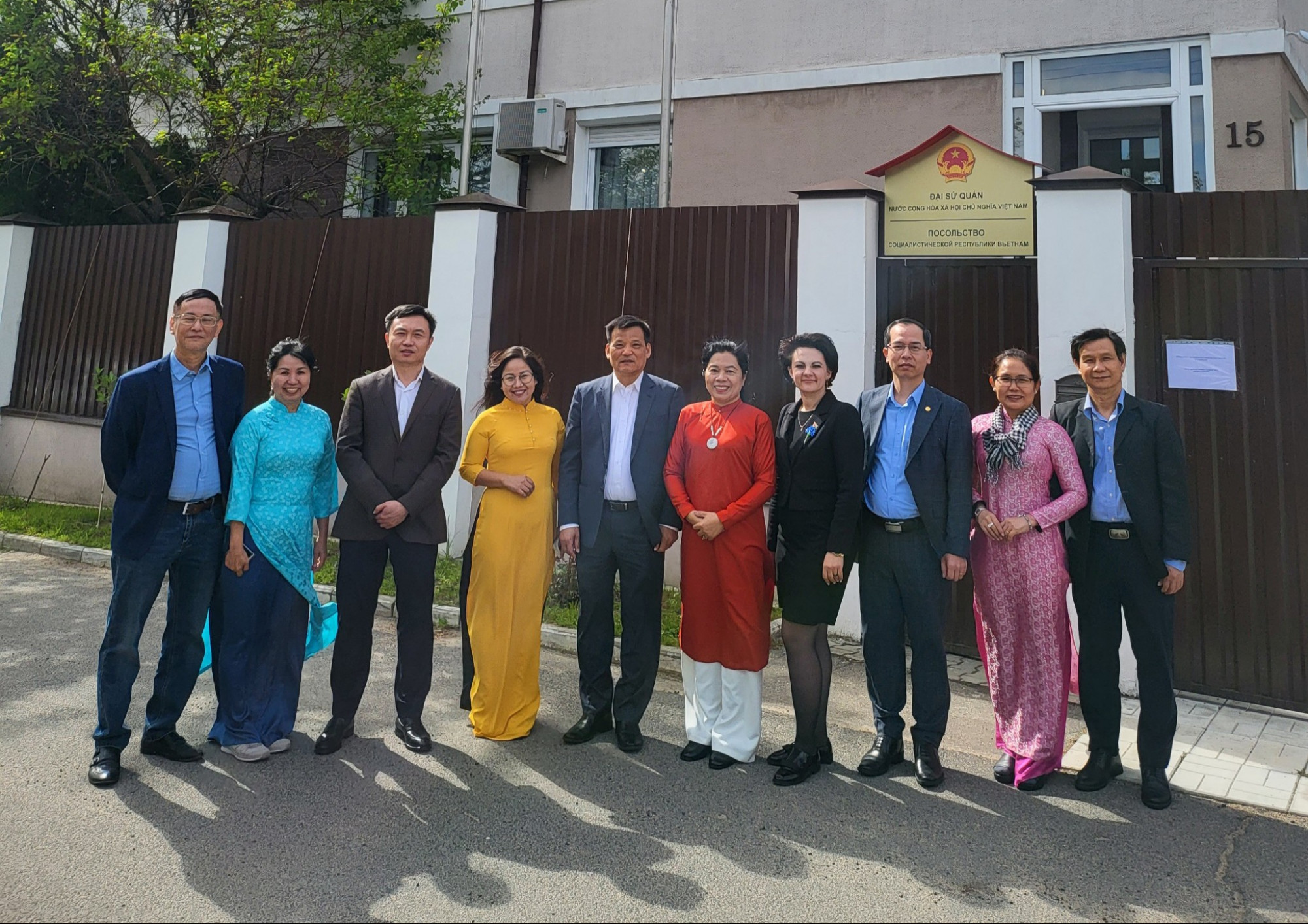 Đoàn đại biểu Hội LHPN TPHCM thăm Đại sứ quán Việt Nam tại Belarus
