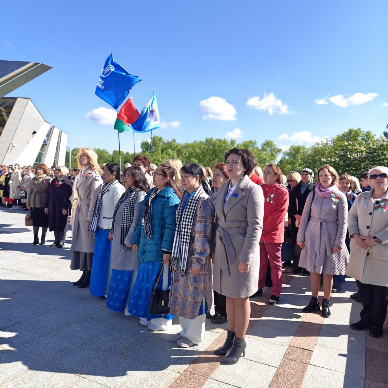 Cùng các đại biểu của Hiệp hội công cộng thành phố Minsk, Hội LHPN Belarus dâng hoa tại tượng đài Chiến thắng 