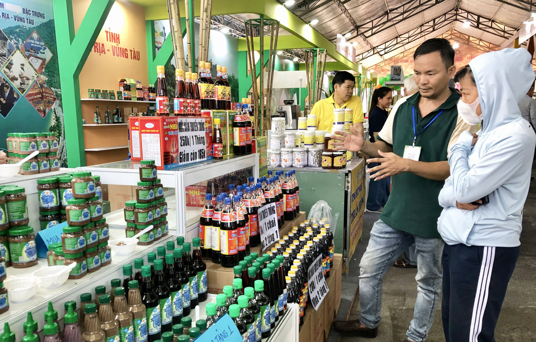 Người dân tham quan, mua sắm tại tuần lễ sản phẩm OCOP tại công viên Lê Thị Riêng, quận 10, TPHCM - Ảnh: Thanh Hoa 
