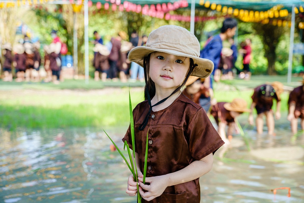 Đoàn “nông dân nhí” của mầm non Royal School đáng yêu trong bộ trang phục bà ba quen thuộc - Ảnh: Royal School