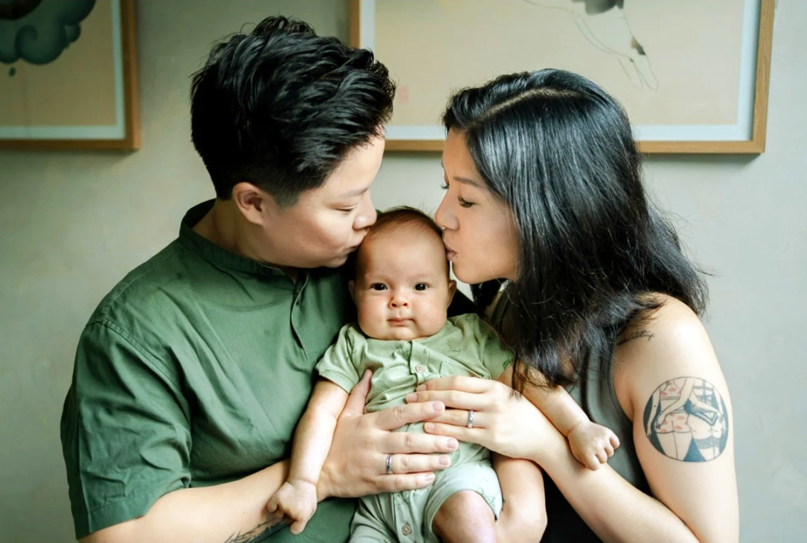 Cặp đôi LGBTQ Singapore Ching Sia (trái) và Cally Cheung cùng con gái nhỏ của họ - Nguồn ảnh: SCMP
