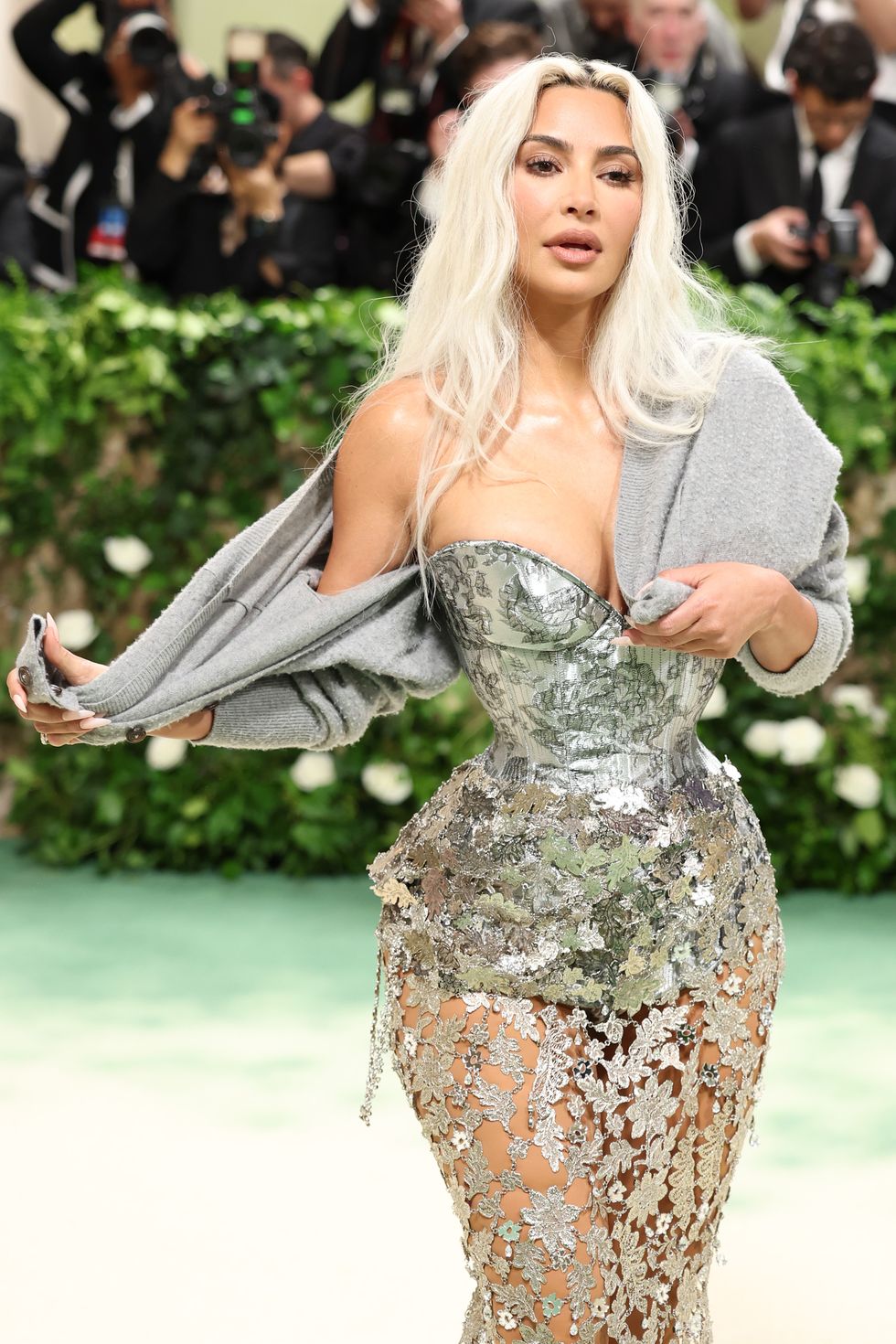 Nhiều người chỉ trích Kim Kardashian vì tiếp tục lăng xê các tiêu chuẩn đẹp phi thực tế, có khả năng ảnh hưởng tiêu cực đến cộng đồng. Cô im lặng trước những chỉ trích, sau đó tiếp tục đăng tải loạt ảnh gây tranh cãi trên.