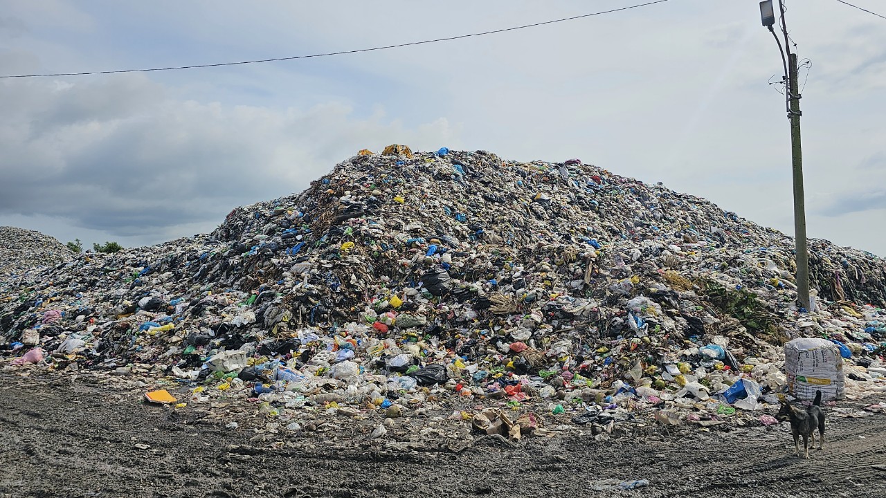 Rác tại bãi rác tạm Đồng Cây Sao (TP Phú Quốc) chính thức được xử lý