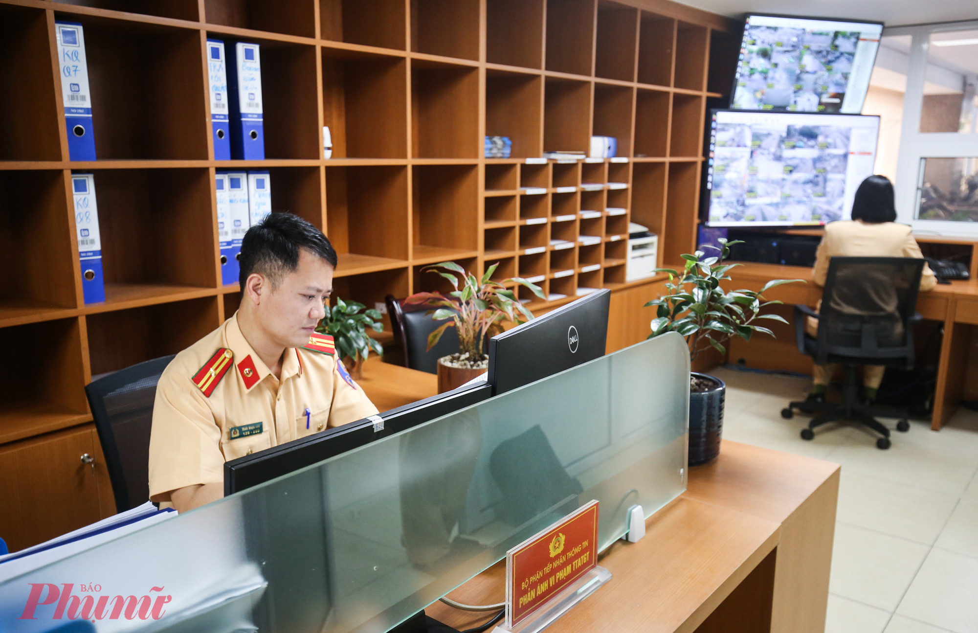 Bộ phận tiếp nhận tin phản ánh của người dân qua trang zalo “Phòng Cảnh sát giao thông” có nhiệm vụ trực trang Zalo cũng như các nền tảng MXH khác tiếp nhận thông tin từ người dân.