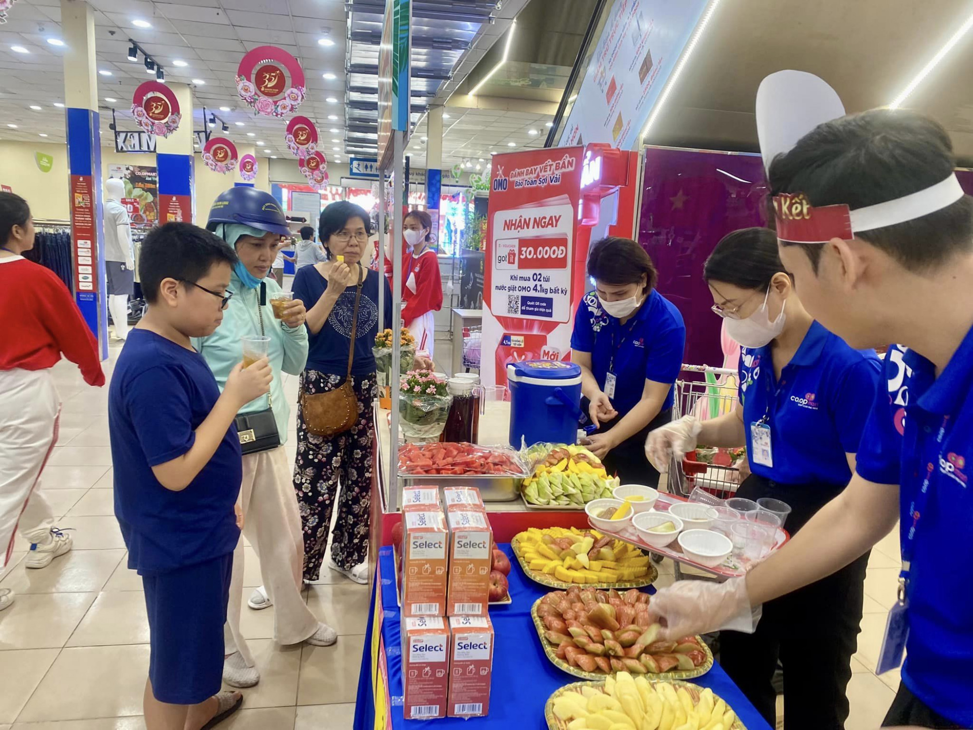 Các mặt hàng trái cây được Co.opmart, Co.opXtra giảm giá 35% - Ảnh: Saigon Co.op