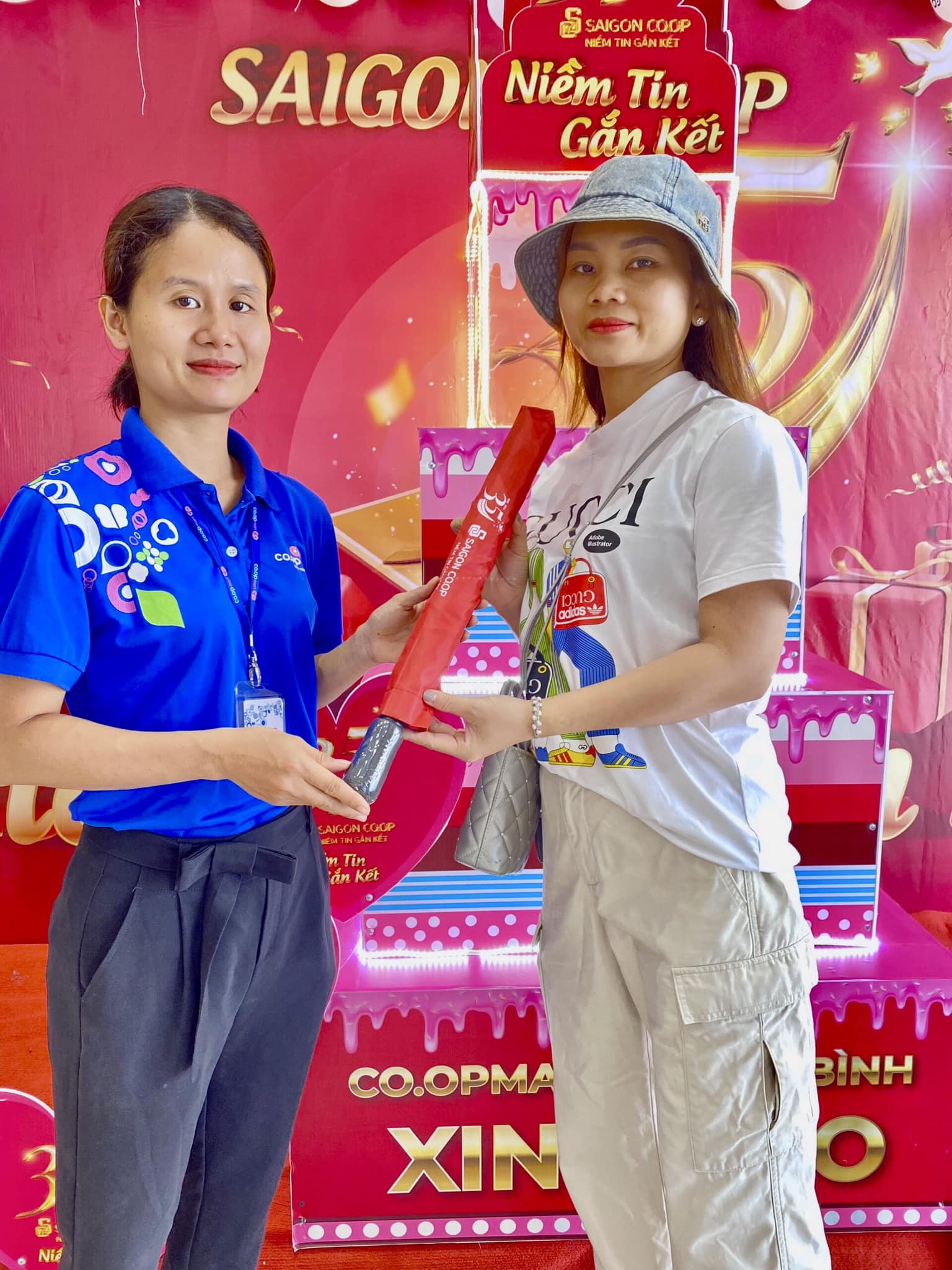 Co.opmart khu vực miền Trung tặng khách hàng dù cầm tay - Ảnh: Saigon Co.op