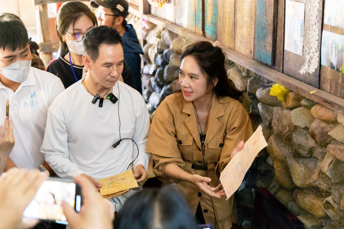 Nhà sản xuất Minh Hà (phải) và đạo diễn Lý Hải trong buổi mời khán giả, báo chí, truyền thông đến tham quan phim trường trước khi phim ra mắt - Ảnh do đoàn phim cung cấp