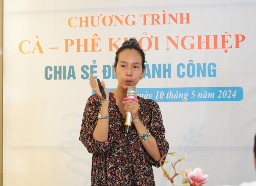 Bà Trương Thị Thu Trang – Cán bộ đào tạo Viện hợp tác phát triển Châu Âu – chia sẻ những lợi ích khi dùng mã QR và hướng dẫn chị em cách tạo một mã đơn giản chứ thông tin mà bản thân muốn truyền tải. 