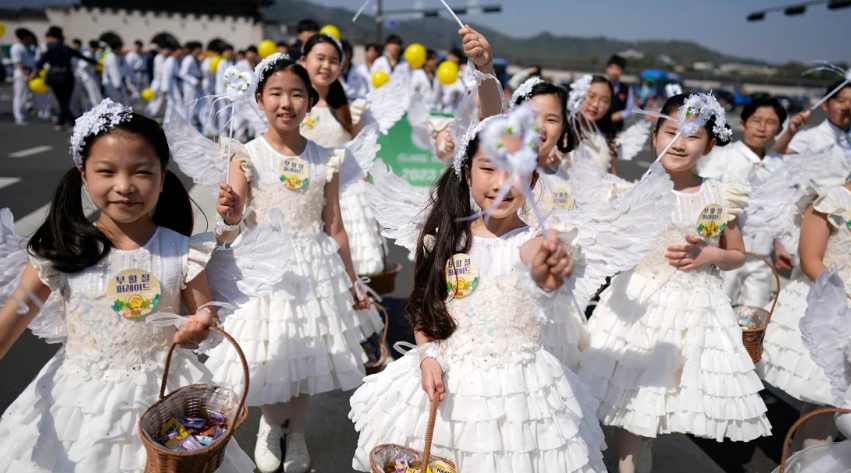 Trẻ em hóa trang thành thiên thần diễu hành trong cuộc diễu hành Phục sinh ở Seoul, Hàn Quốc, vào ngày 9 tháng 4 năm 2023. Lee Jin Man/AP