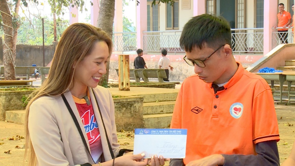 Đại sứ thương hiệu Number 1 gửi món quà động viên tinh thần đến Nguyễn Tài Nam