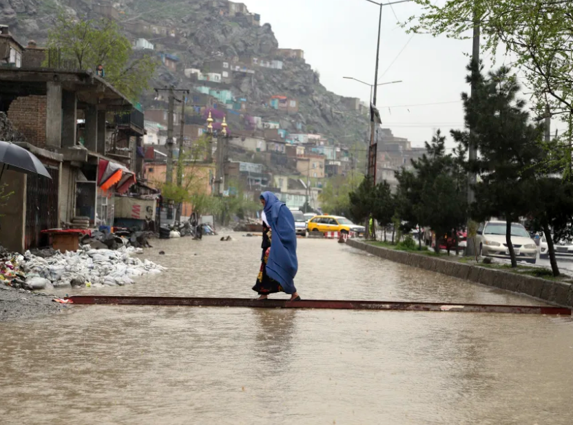Lũ lụt tấn công nhiều vùng ở Afghanistan - Ảnh: AP