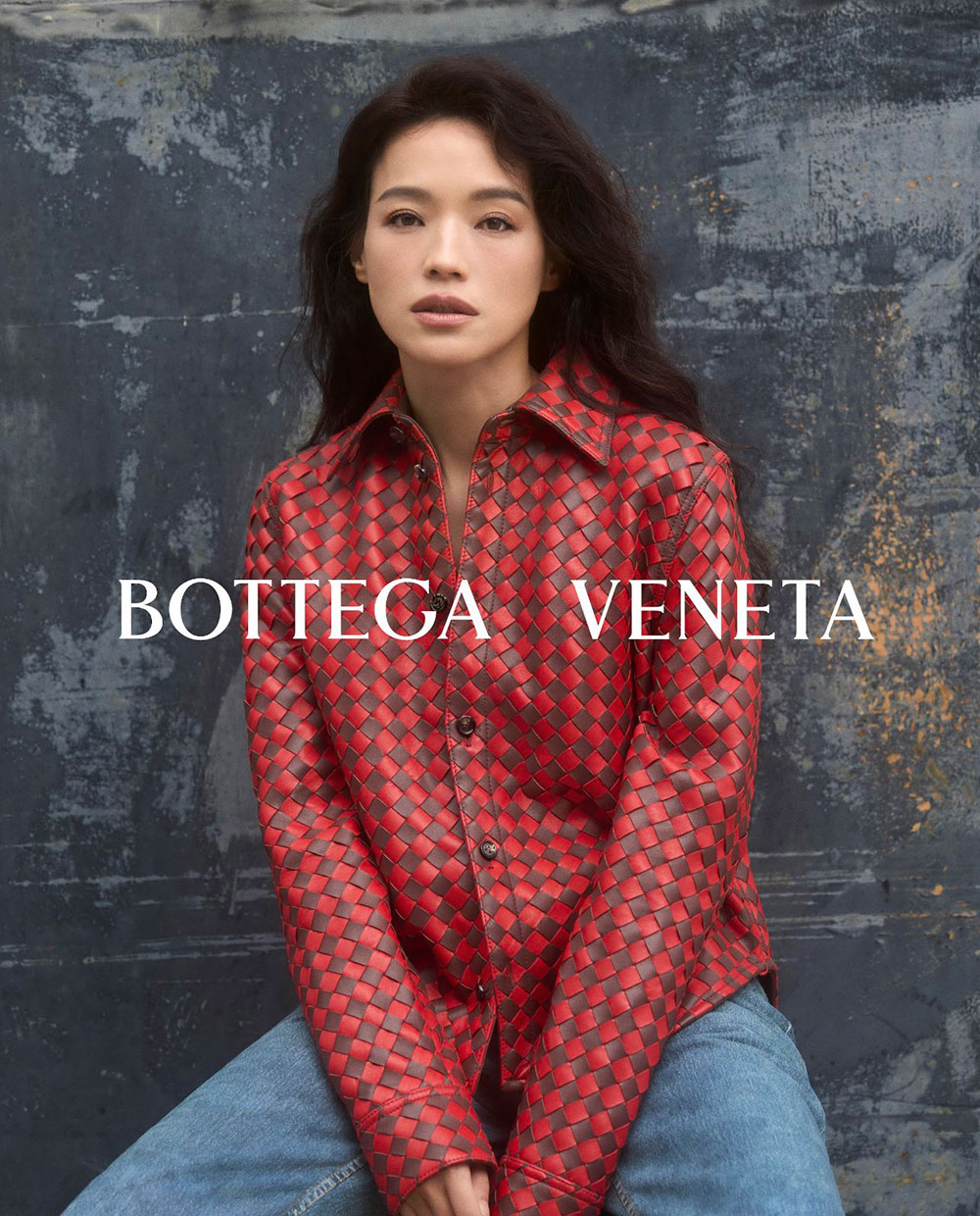  Nữ diễn viên nổi tiếng Thư Kỳ được xác nhận là gương mặt đại diện mới nhất của thương hiệu Bottega Veneta. Cô là biểu tượng thứ hai của ngành giải trí Trung Quốc gia nhập đội hình ngôi sao của Bottega Veneta kể từ khi giám đốc sáng tạo Matthieu Blazy nắm quyền. Với một thương hiệu theo đuổi những giá trị bền vững như Bottega Veneta thì Thư Kỳ là sự lựa chọn phù hợp cho vị trí đại sứ toàn cầu.