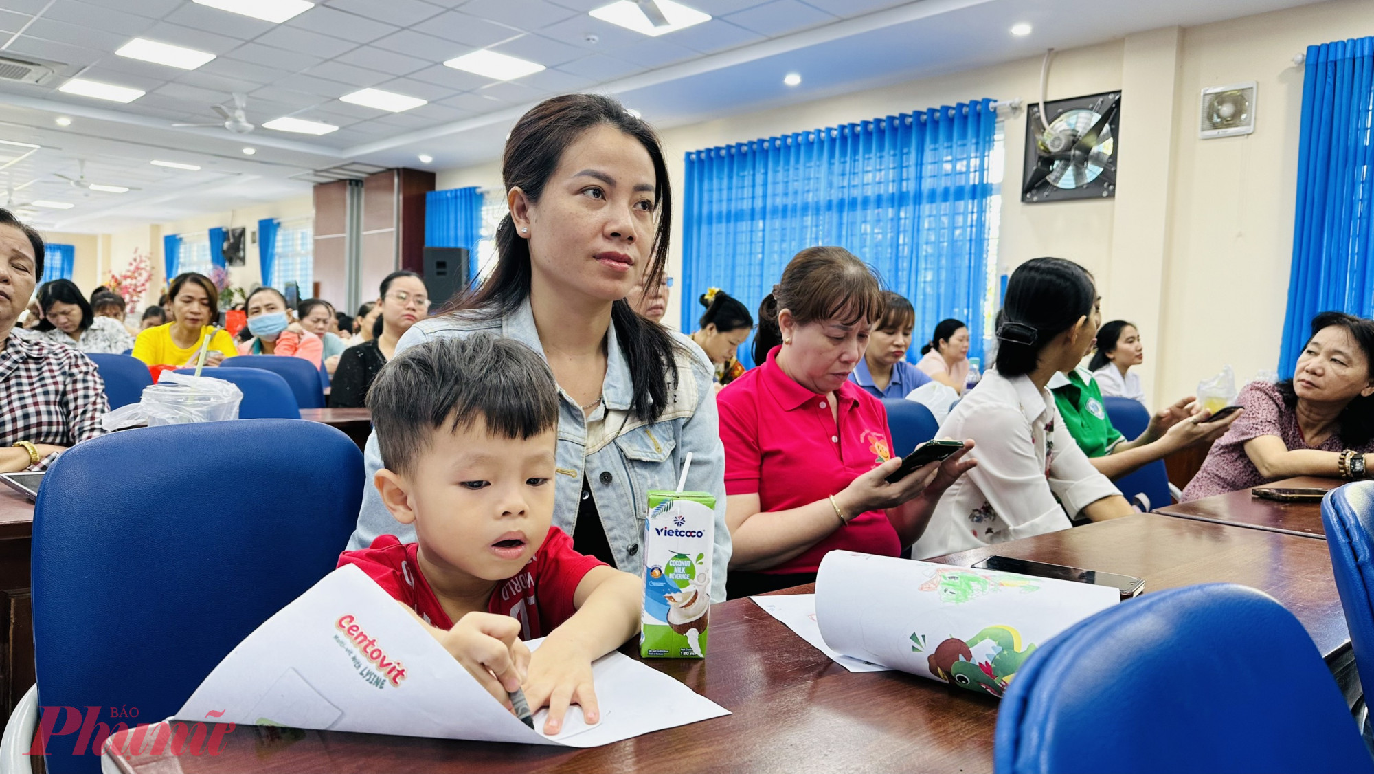  Phấn khởi dẫn con đến tham gia chương trình từ rất sớm, chị Diệc Thị Ngọc Điệp ( phường 10, quận 10) - bày tỏ: “Chương trình hôm nay rất có ý nghĩa, tôi đã học hỏi được nhiều kiến thức bổ ích trong việc chăm sóc và nuôi dưỡng con cái, tiết kiệm được thời gian và chi phí, từ đó giúp cuộc sống gia đình trở nên lành mạnh và phát triển hơn.”