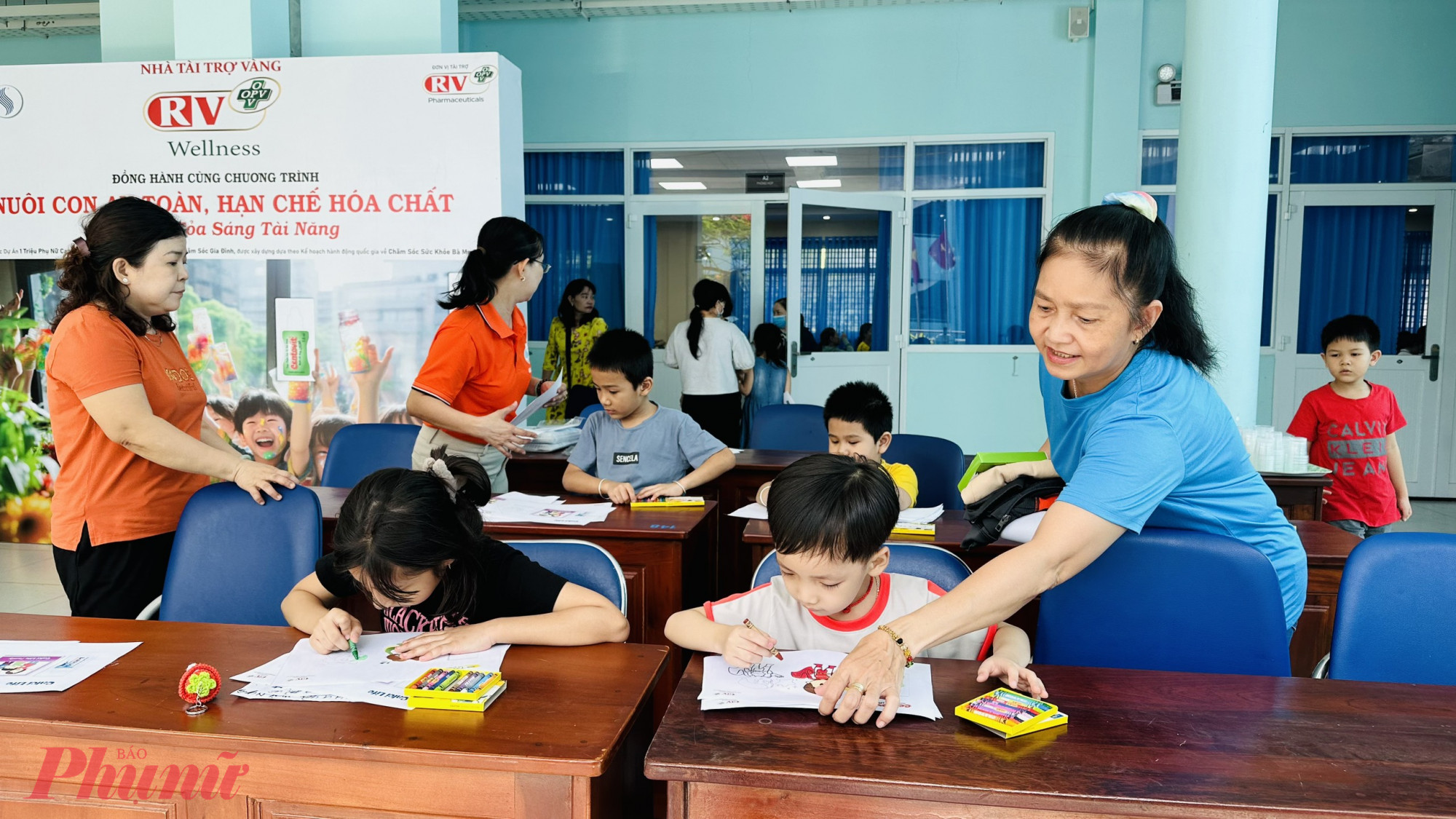 Trẻ em được tặng quà, tô màu miễn phí tại ngày hội 