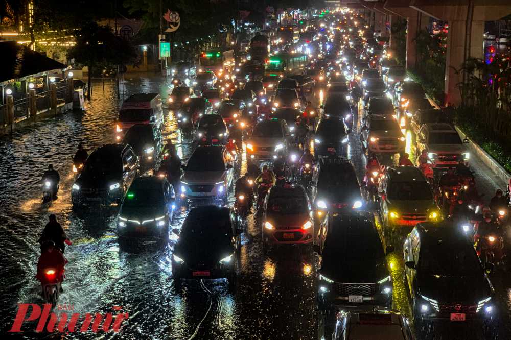 Mưa lớn cùng với ngập úng khiến đoạn đường Nguyễn Trãi rơi vào tình trạng ùn tắc kéo dài hàng giờ đồng hồ.