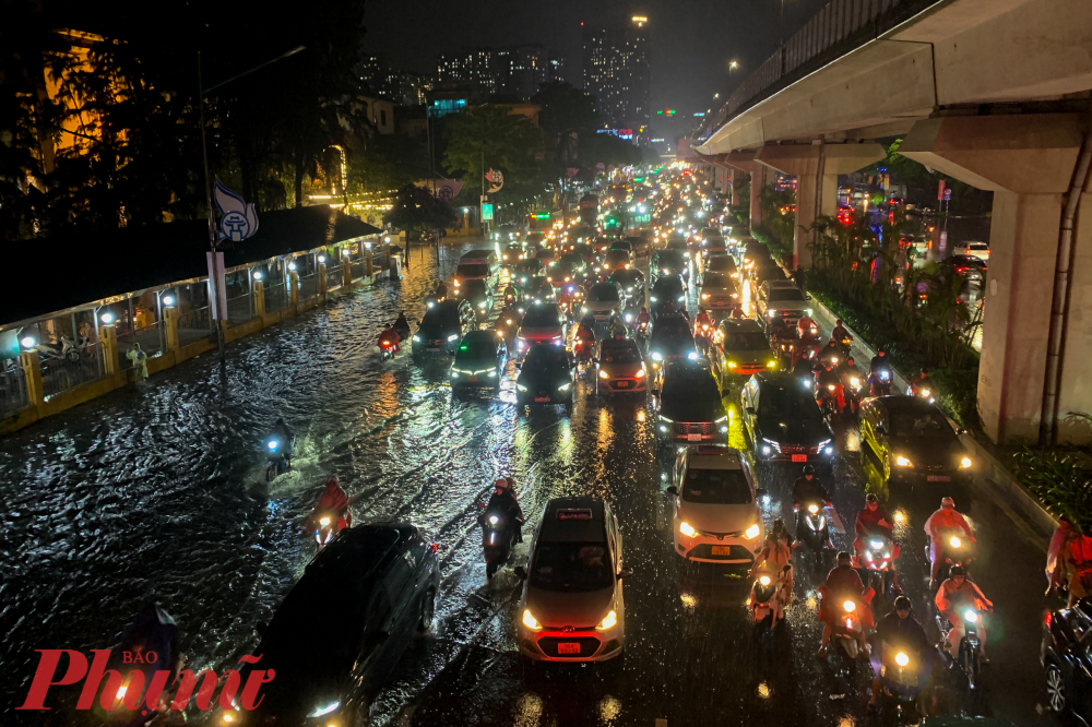 Chiều tối 12/5, Hà Nội có mưa lớn trên diện rộng khiến nhiều tuyến đường lập tức rơi vào tình trạng ngập úng, tắc đường kéo dài.