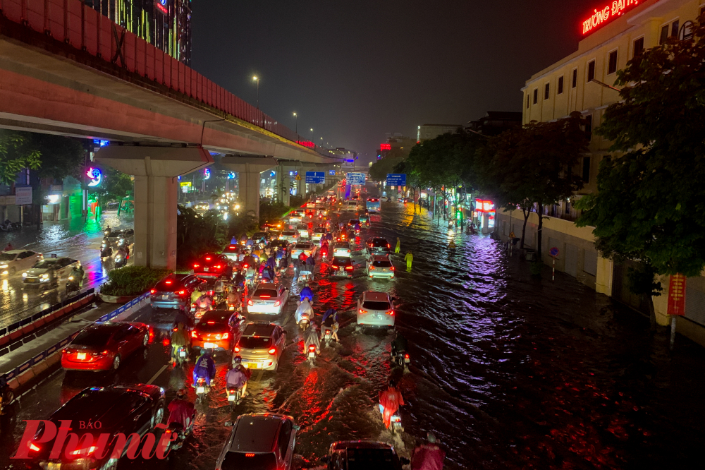 Dễ thấy đường Nguyễn Trãi bị ngập đến một nửa đường, các phương tiện chỉ có thể di chuyển ở một nửa làn đường còn lại để đảm bảo an toàn.