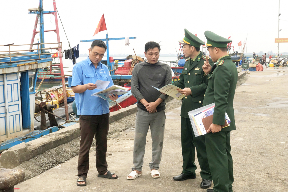 Bộ đội biên phòng tỉnh Hà Tĩnh tuyên truyền các quy định của Ủy ban châu Âu về khai thác thủy sản hợp pháp cho ngư dân - ẢNH: PHONG PHÚ