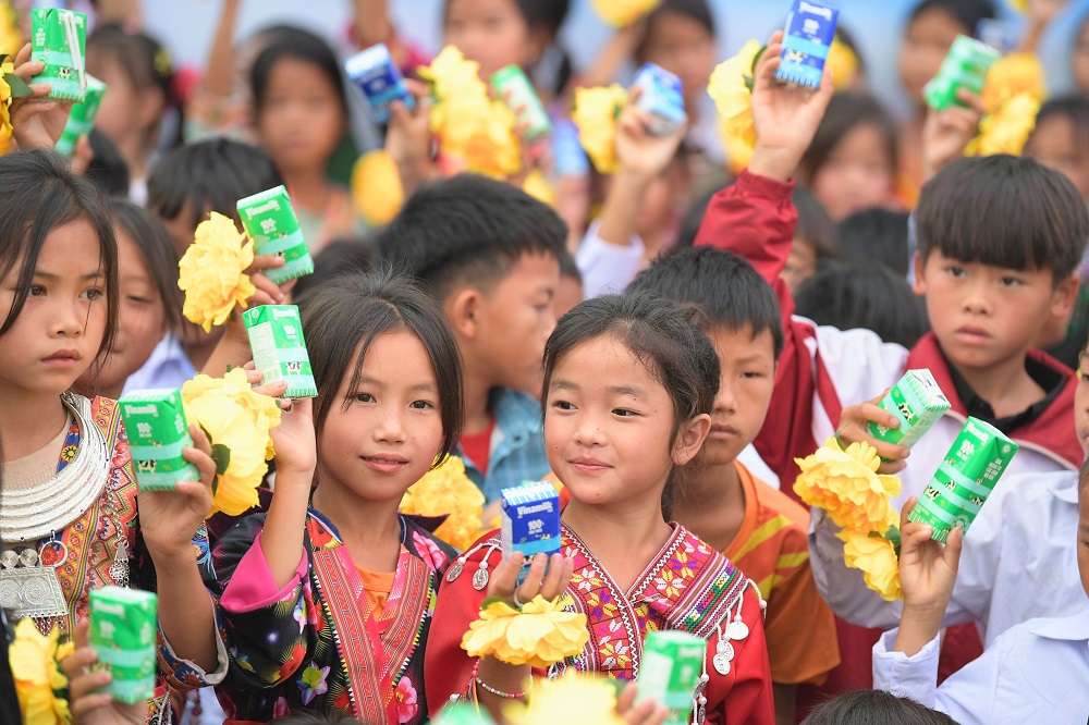 Từ nay mỗi ngày đến lớp, các em nhỏ tại Nậm Vì, Điện Biên có thêm hộp sữa là “người bạn mới - Ảnh: Vinamilk