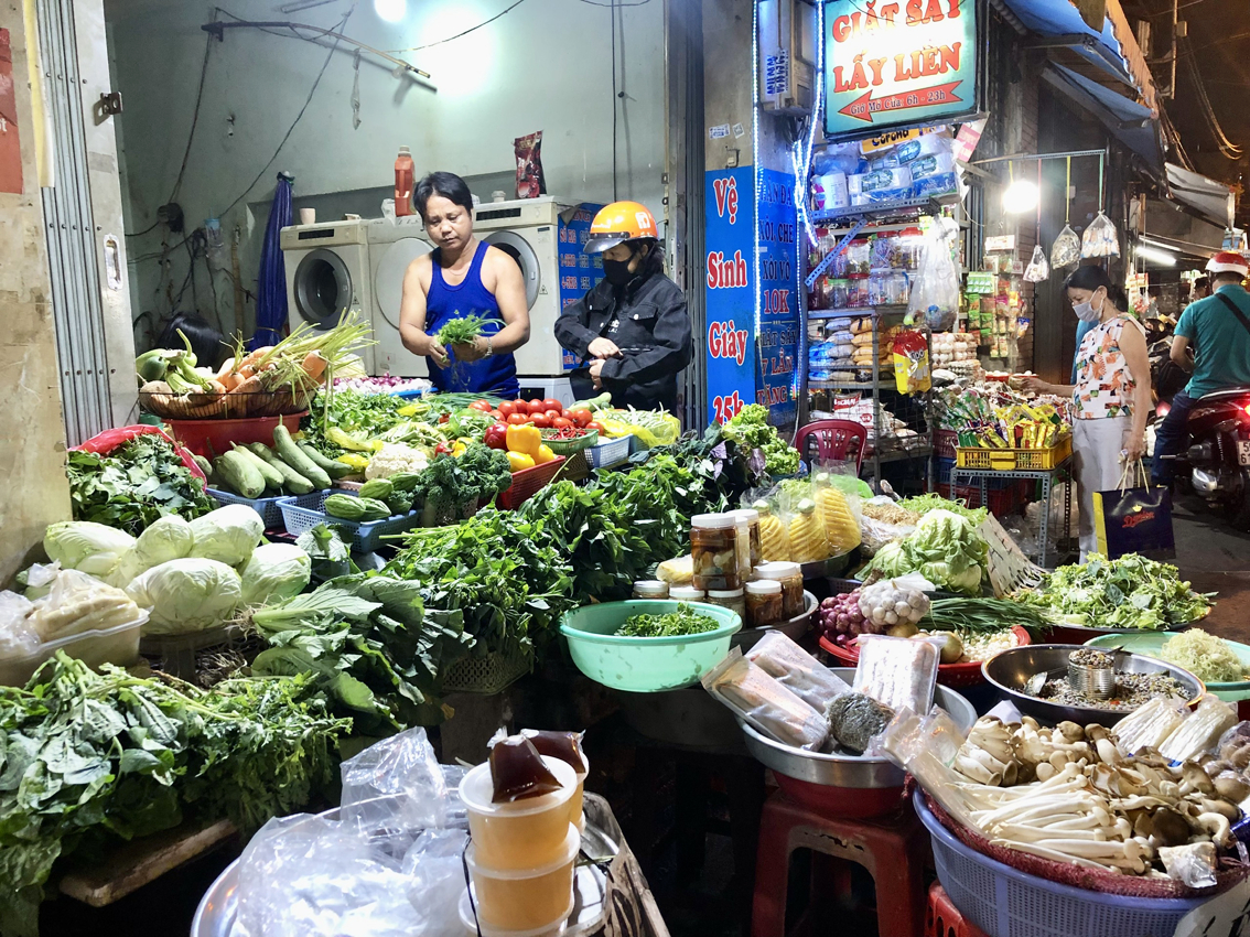 Do nắng nóng kéo dài, giá nhiều loại rau, củ, quả tăng khá cao - Ảnh chụp tại chợ Bà Hoa, quận Tân Bình, TPHCM