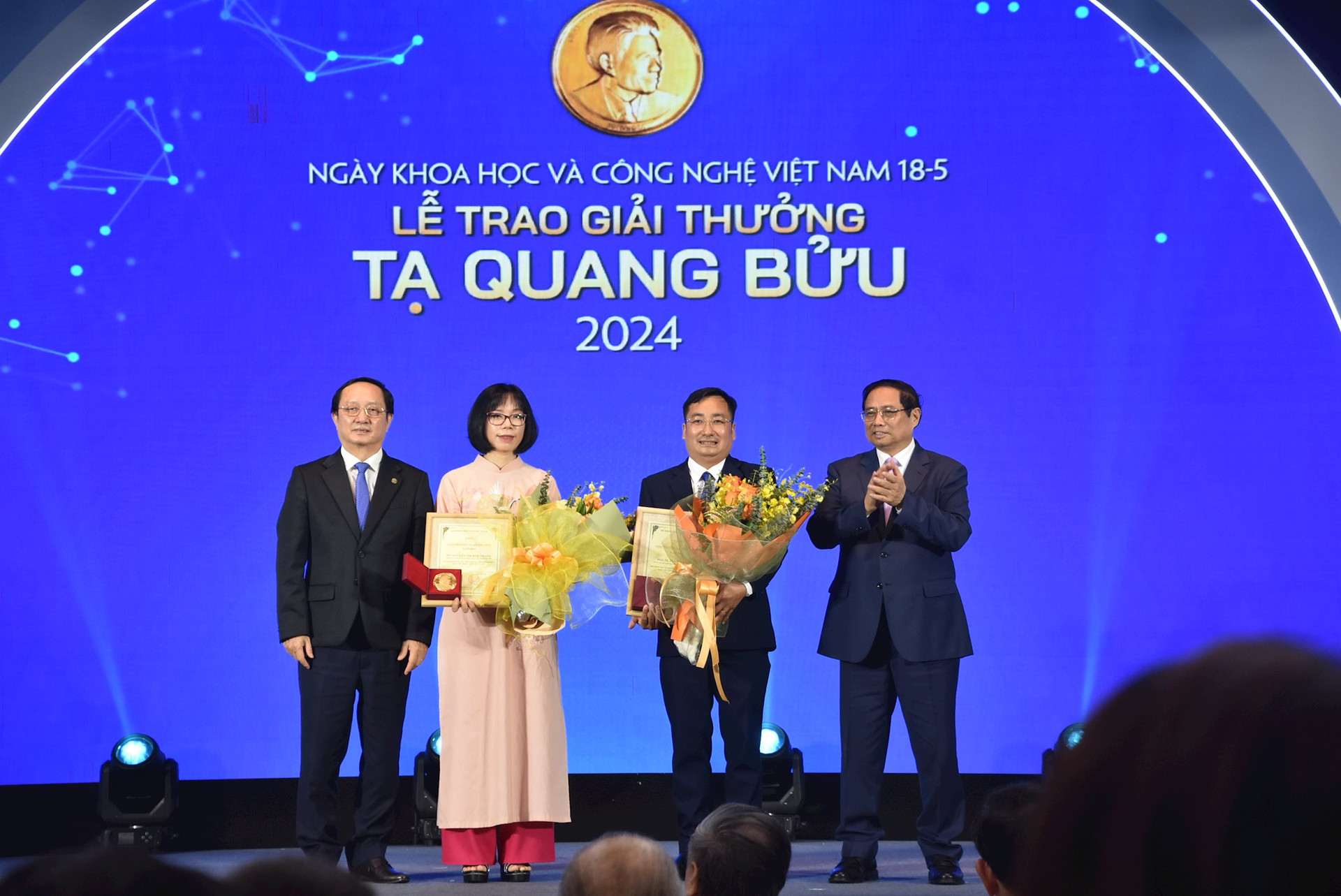 Thủ tướng Chính phủ Phạm Minh Chính trao giải thưởng cho 2 nhà khoa học