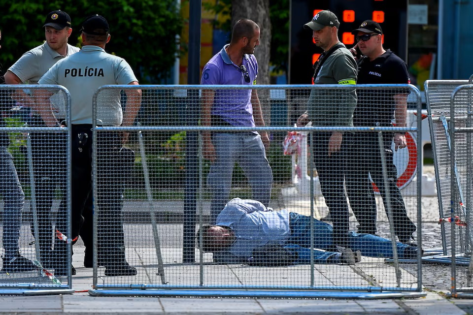 Một người bị bắt giữ sau vụ nổ súng vào Thủ tướng Slovakia Robert Fico ở Handlova, Slovakia, ngày 15/5/2024 - Ảnh: REUTERS/Radovan Stoklasa