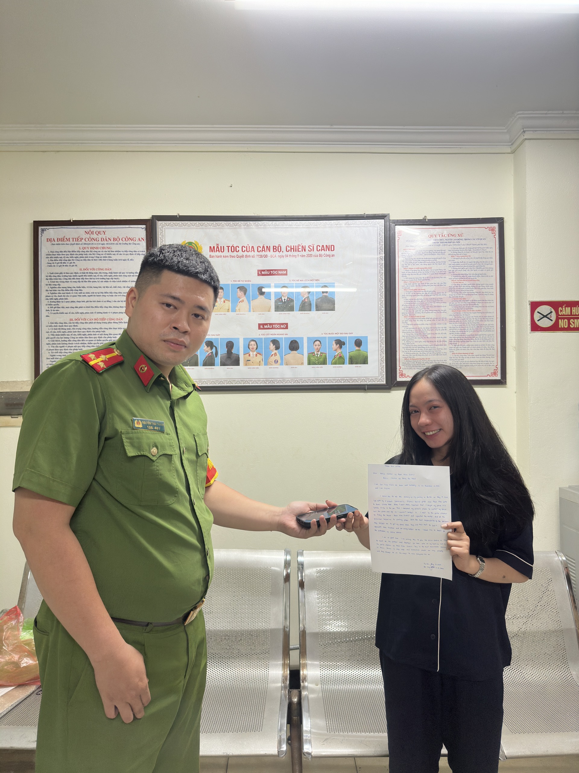 Chị Trina Nicole, nữ du khách Philippines vui mừng khi nhận lại tài sản  tại CA phường Hàng Bồ.