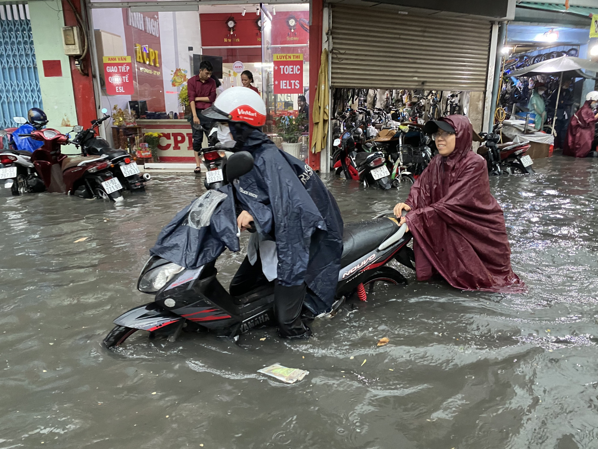 Trước đó, tại khu vực này, đường ống thoát nước Võ Văn Ngân mới vừa khánh thánh ngày 27-4 vừa qua.