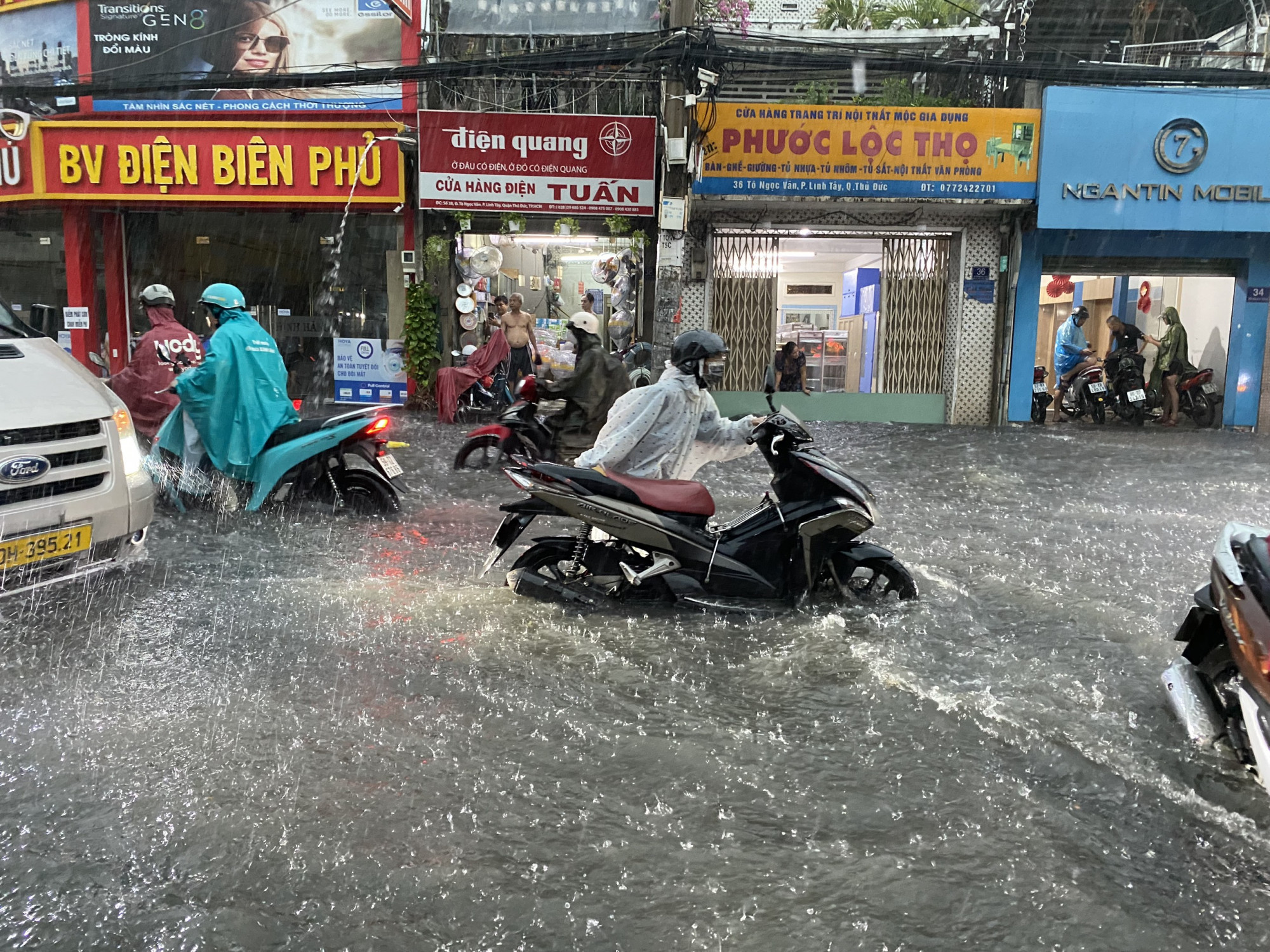 Trên trục đường Tô Ngọc Vân (phường Tam Phú, TP.Thủ Đức) mưa lớn, đường dốc khiến nước chảy xiết. Người dân lưu thông qua khu vực này vô cùng khó khăn, nhiều xe bị chết máy.