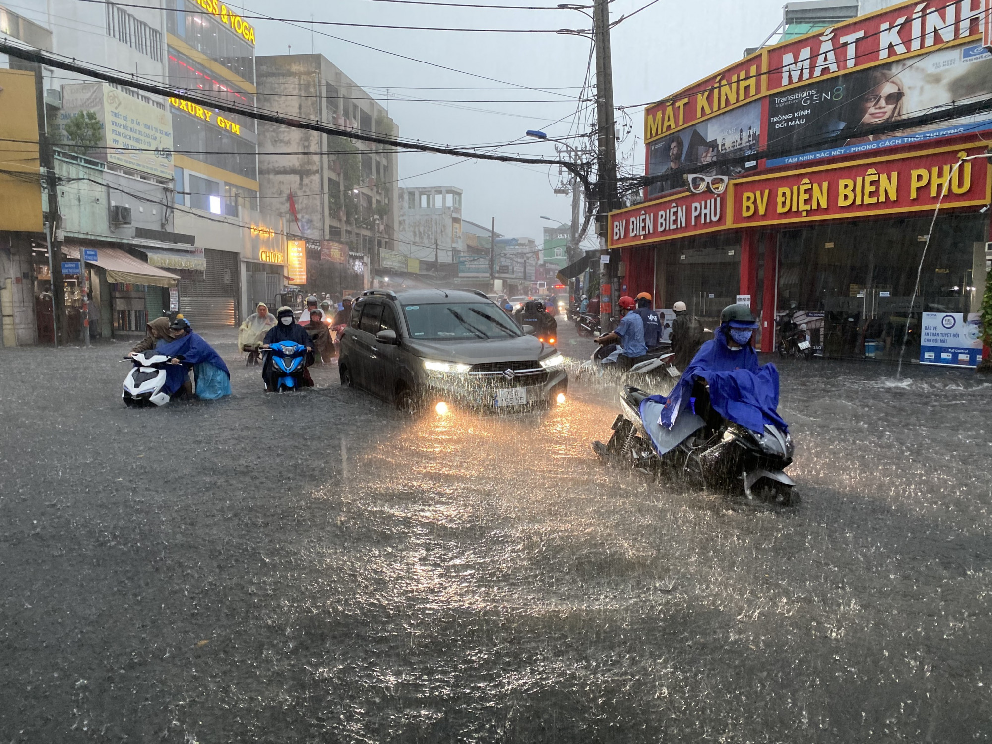 Thời điểm mưa lớn nhất, nước tại con đường ngập quá nửa bánh xe máy.