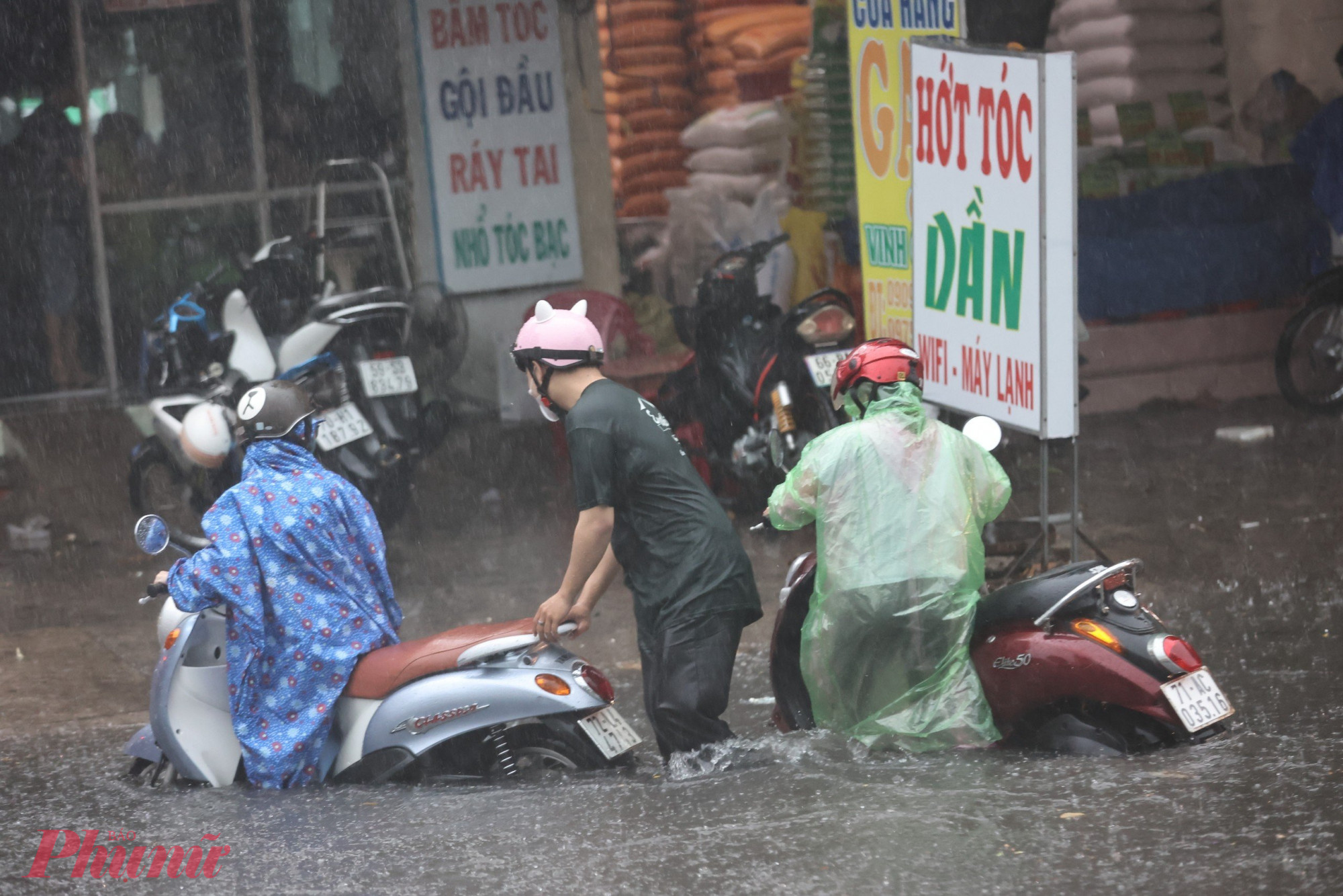 Hàng loạt phương tiện bị nước ngập vào chết máy, phải dắt bộ.