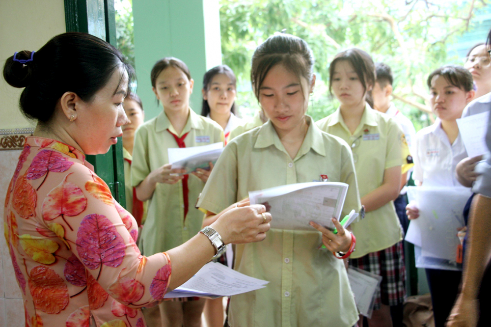 Thí sinh tham gia kỳ thi tuyển sinh vào lớp Mười năm 2023 tại điểm Trường THCS Phan Tây Hồ (quận Gò Vấp) - ẢNH: NGUYỄN LOAN