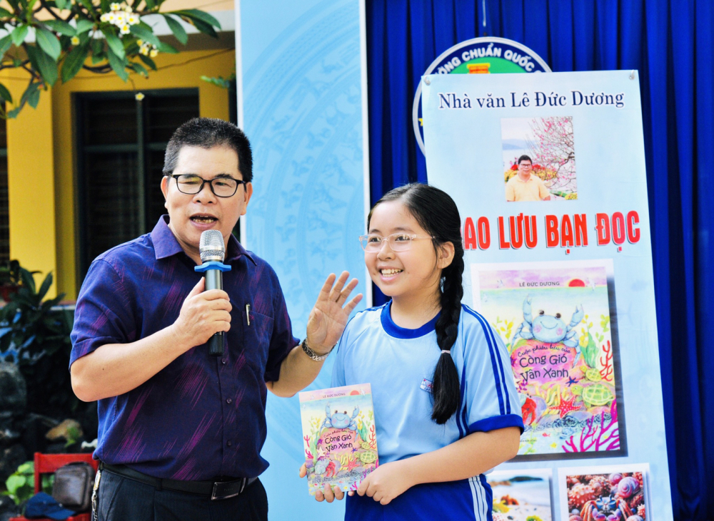 Những năm qua, nhà văn Lê Đức Dương luôn tích cực lan tỏa văn hóa đọc đến các em nhỏ  - Ảnh từ Facebook nhân vật