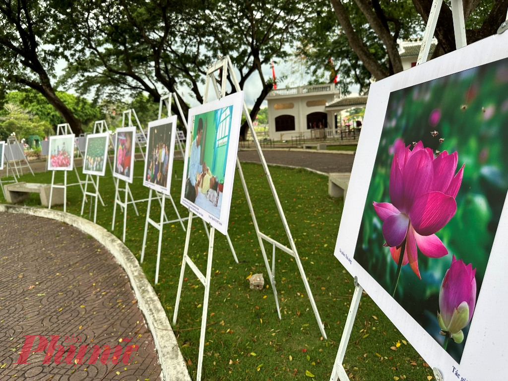 Triển lảm ảnh nghệ thuật chủ đề Sen hồng tỏa ngát tại lễ hội