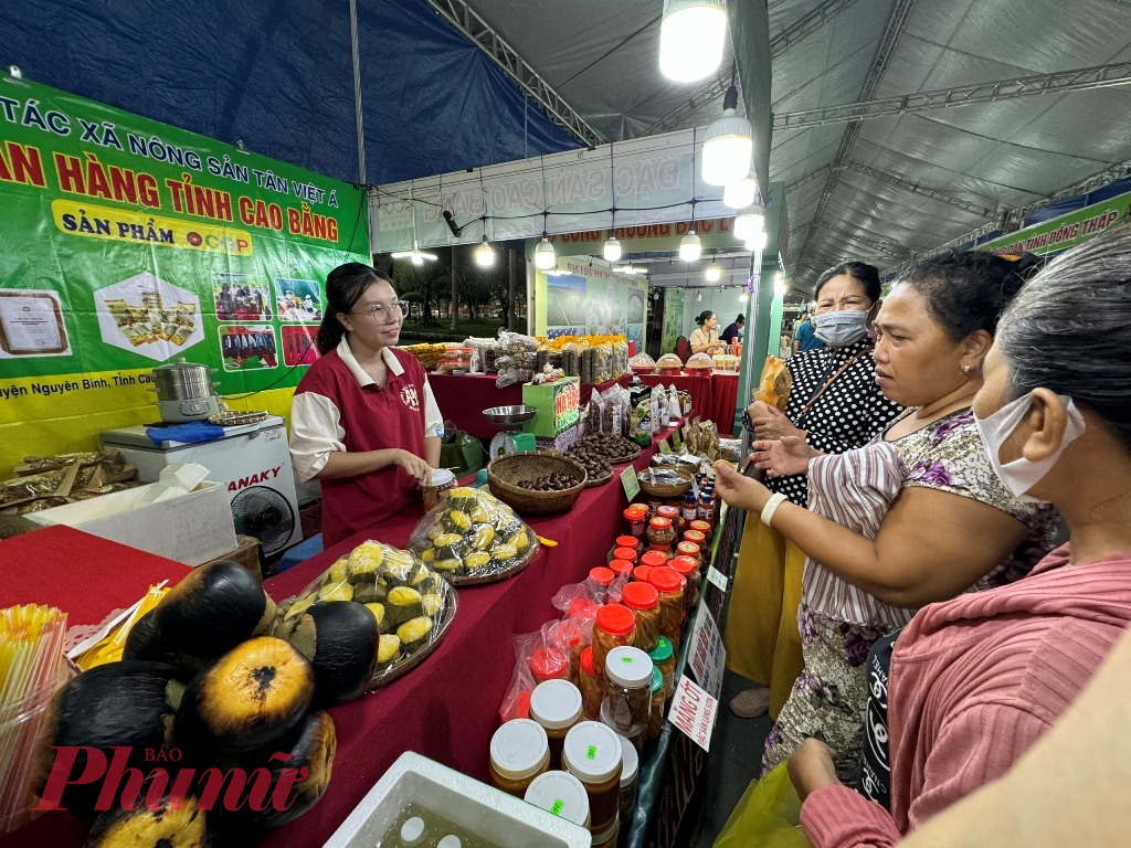 Nhiều gian hàng trưng bày sản phẩm OCOP tại lễ hội