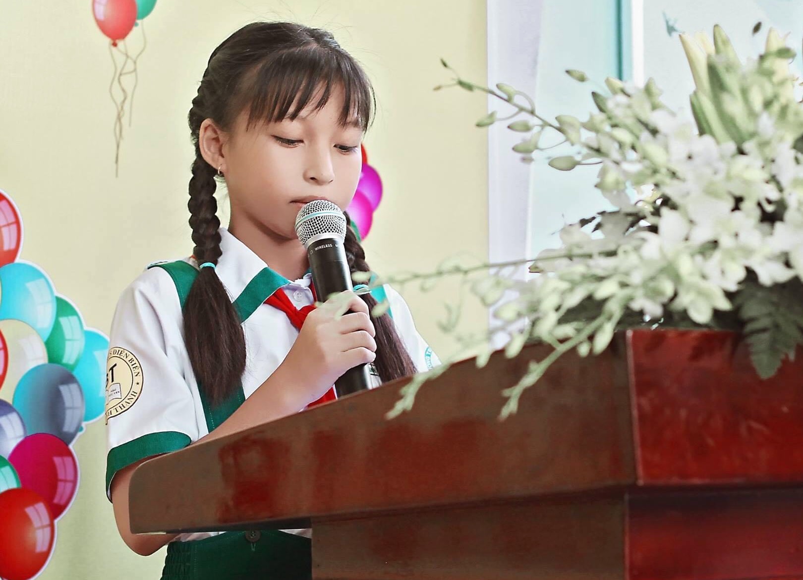 Không chịu đi học thêm, nhưng bù lại, từ nhỏ Khả Thanh đã tham gia sôi nổi các hoạt động của trường, tự tin đứng trên sân khấu