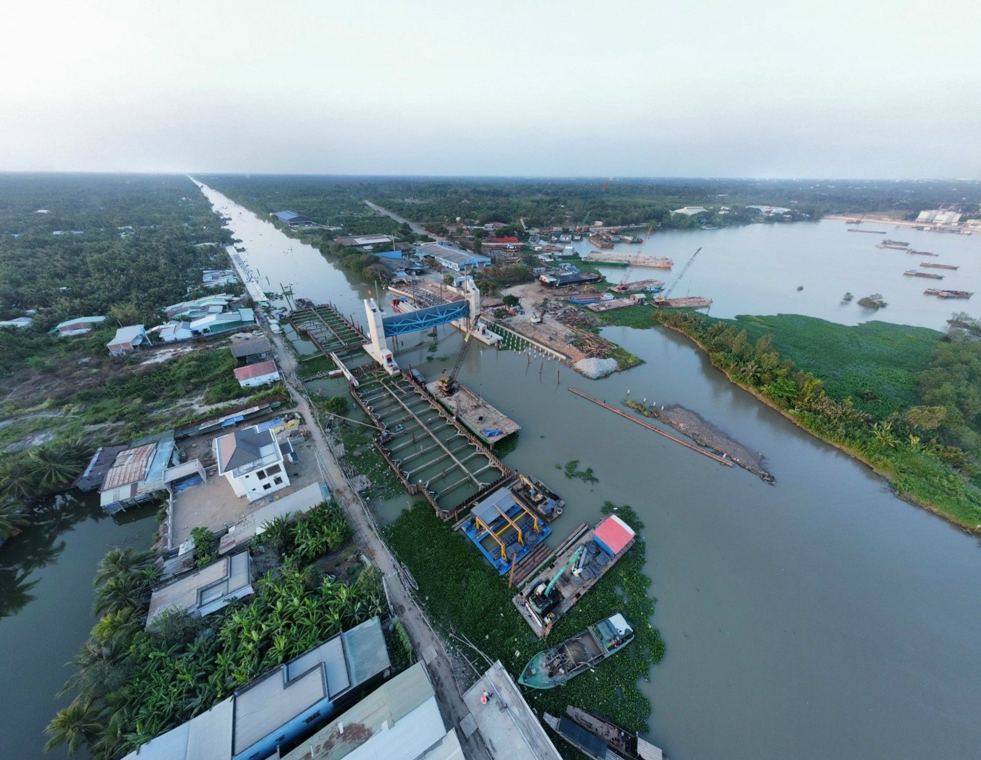 Do độ mặn trên sông Tiền giảm dần, Ban Quản lý Đầu tư và Xây dựng Thủy lợi 10 đã cho mở cống Nguyễn Tấn Thành 