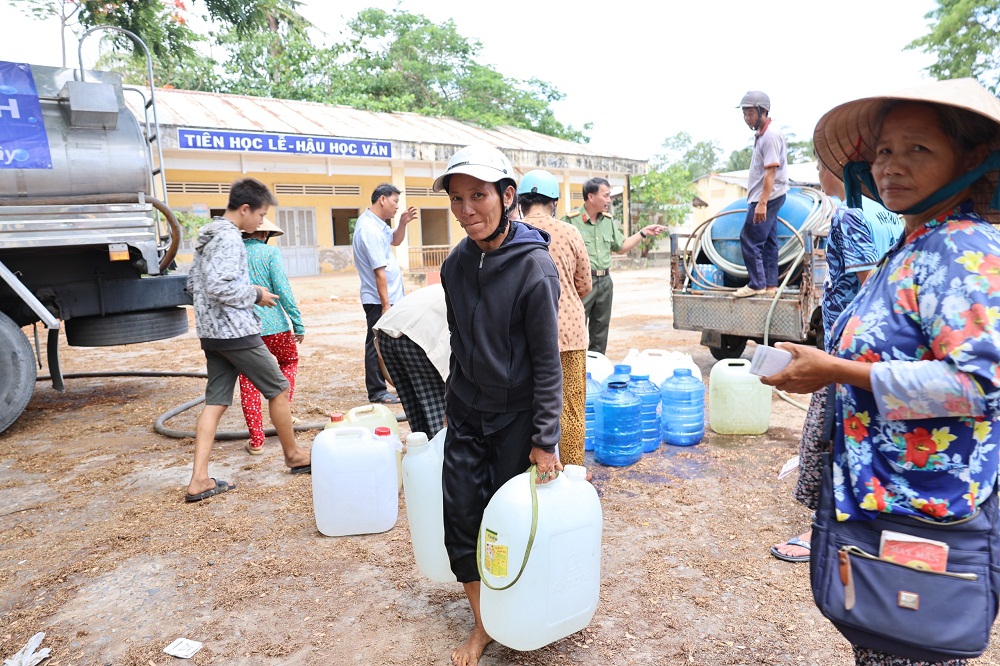 Người dân xã An Ngãi Trung, Ba Tri, Bến Tre vui mừng nhận nước từ chương trình “Giọt nước nghĩa tình” - Ảnh: THP