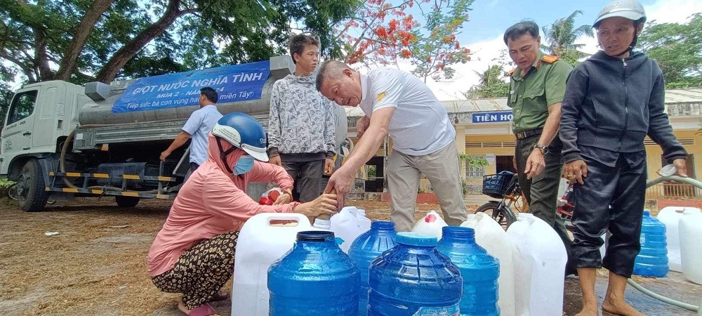 Ông Nguyễn Duy Hưng, đại diện Công ty Tân Hiệp Phát “tiếp” những giọt nước nghĩa tình cho bà con người dân xã An Ngãi Trung (Ba Tri, Bến Tre) - Ảnh: THP