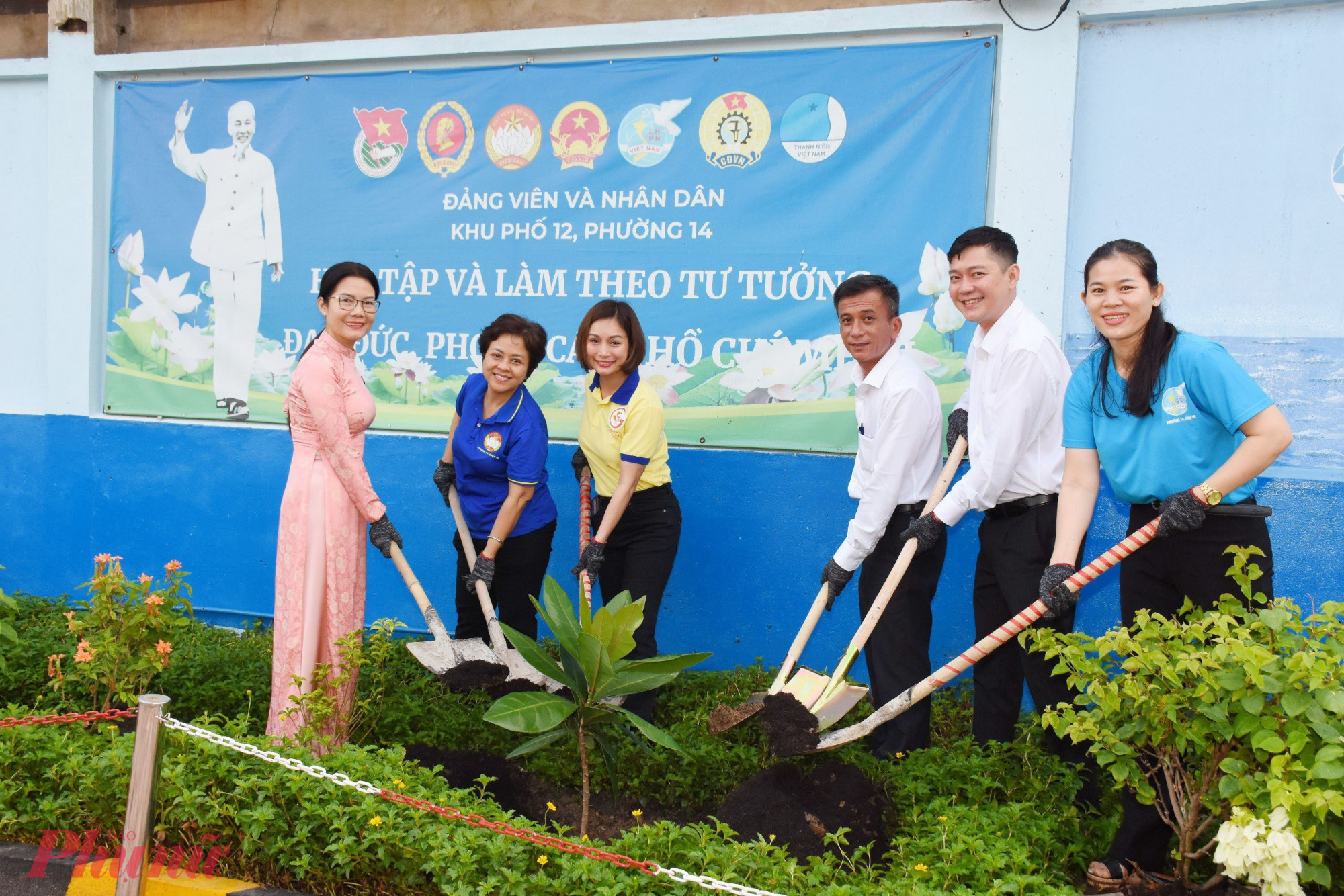 Tại buổi lễ, các lãnh đạo quận 10 và phường 14 (quận 10) đã thực hiện nghi thức trồng cây bàng vuông tại  công trình Vườn Trường Sa và trao thư cảm ơn đến các tập thể, cá nhân gửi tặng những phần quà tình cảm đến chiến sĩ nhân chuyến thăm đảo Trường Sa của Đoàn đại biểu TPHCM.