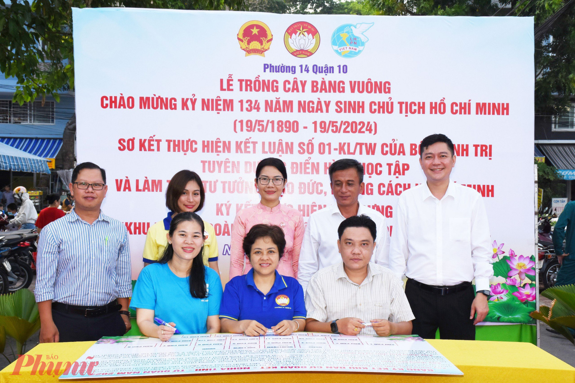 Ngoài ra, Hội LHPN phường 14  và Ban điều hành 19 khu phố thực hiện ký kết thi đua thực hiện xây dựng Khu dân cư Đoàn kết- Nghĩa tình - Tự quản xây dựng công trình Sạch - Xanh - Thân thiện môi trường” dựa vào cộng đồng dân cư năm 2024.