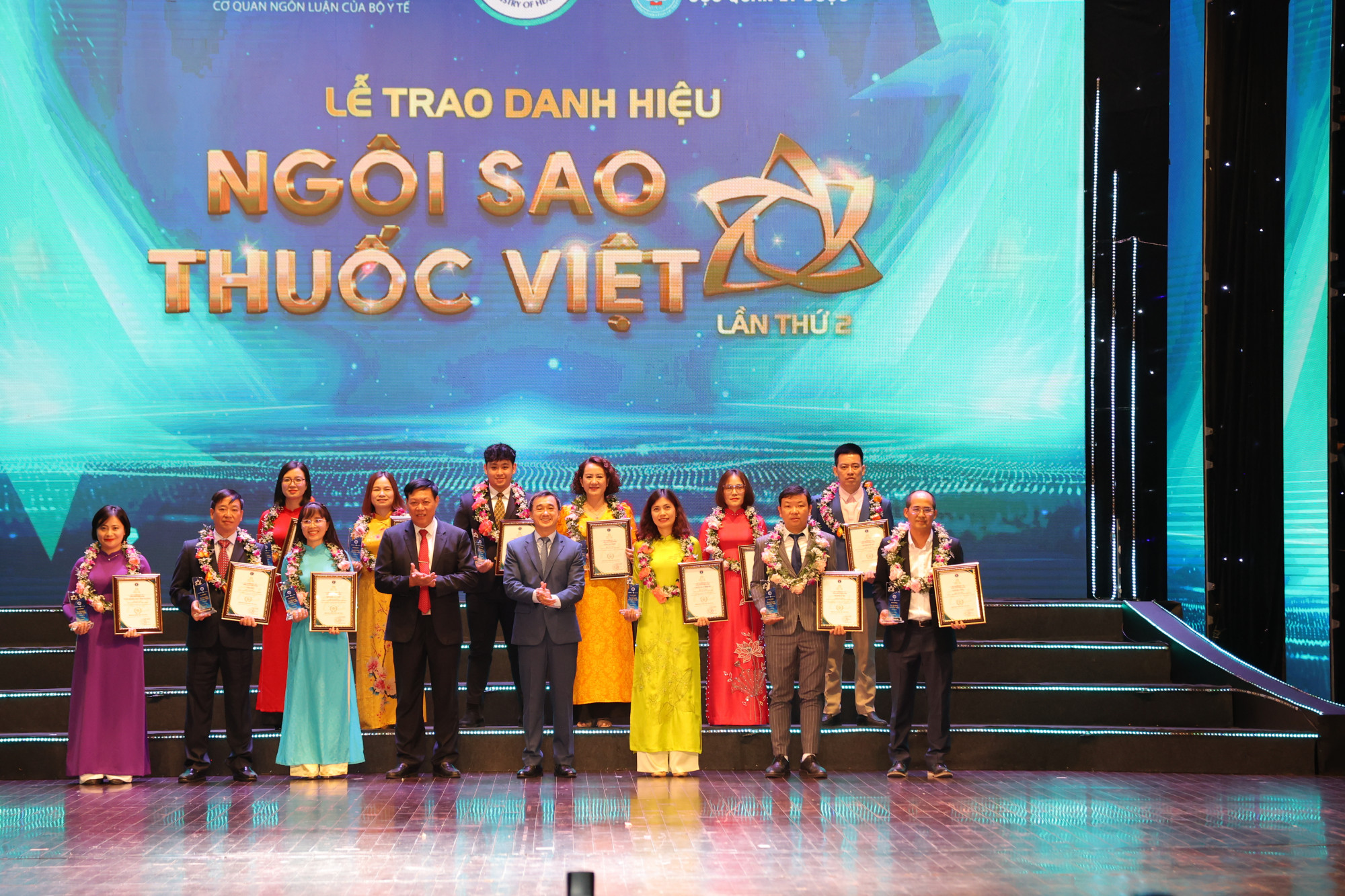 Lãnh đạo Bộ Y tế trao giải thưởng tôn vinh 18 doanh nghiệp và 68 sản phẩm thuốc tiêu biểu, tối 17/5