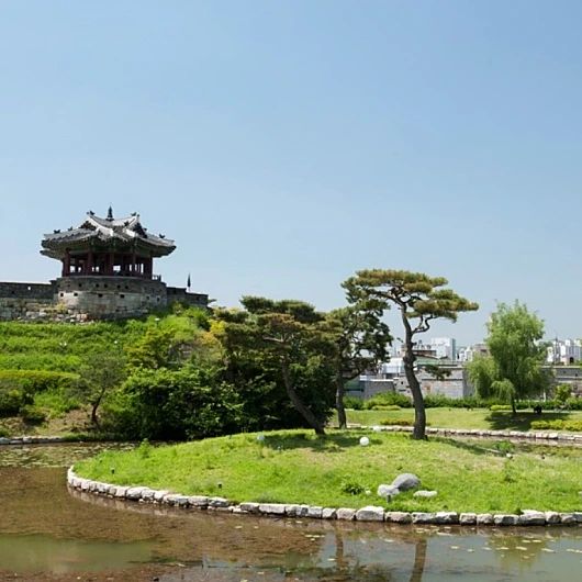 Cảnh này quay ở Banghwasuryujeong Pavillion, thuộc pháo đài Hwaseong. Banghwasuryujeong Pavilion là 1 trong hơn 40 công trình kiến trúc tạo nên pháo đài Hwaseong và được biết đến là công trình đẹp nhất. Đây là một địa điểm nổi tiếng cho các cặp đôi đi dạo lãng mạn và tận hưởng khung cảnh thiên nhiên tuyệt đẹp.  