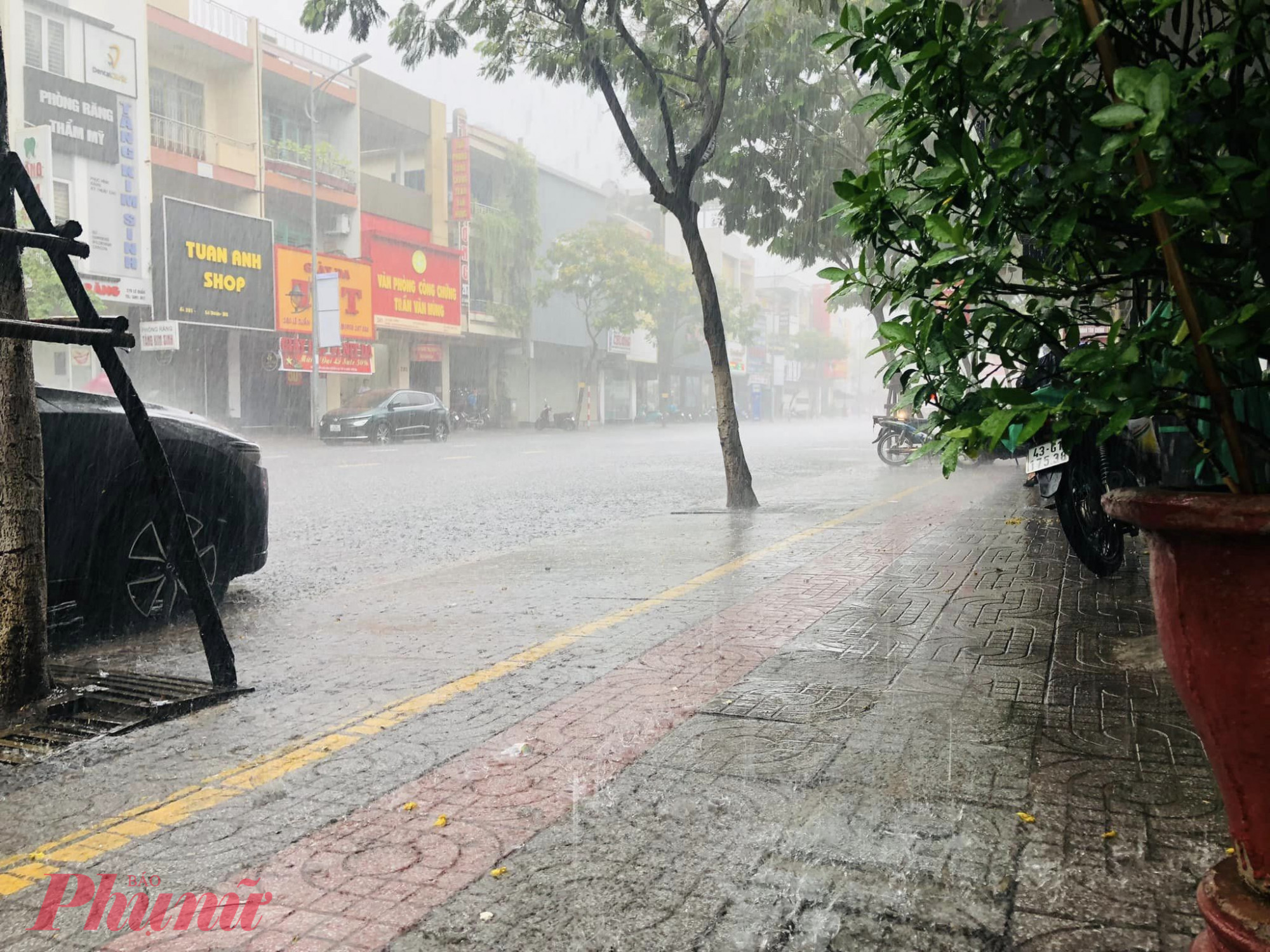 Nhiều tuyến đường ở Đà Nẵng ngập sâu sau cơn mưa đầu mùa