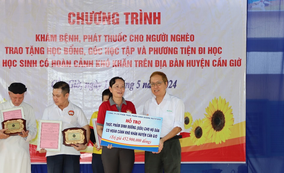 Ông Trương Hùng - Phó chủ tịch Hội đồng Quản trị, đại diện Nutifood - trao bảng tài trợ cho đại diện Ủy ban MTTQ Việt Nam huyện Cần Giờ - Ảnh: Nutifood