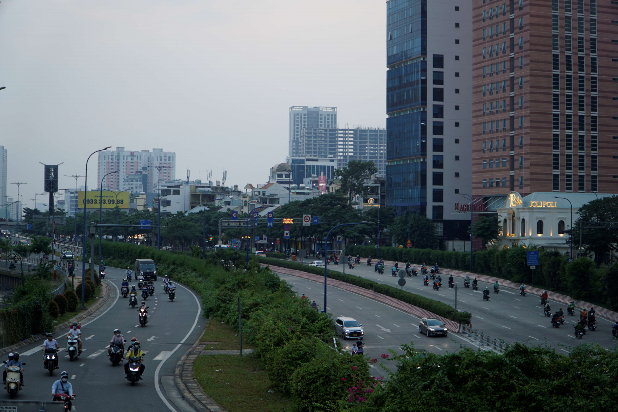 Một đoạn đường Võ Văn Kiệt, quận 1 - Ảnh: Vũ Quyền