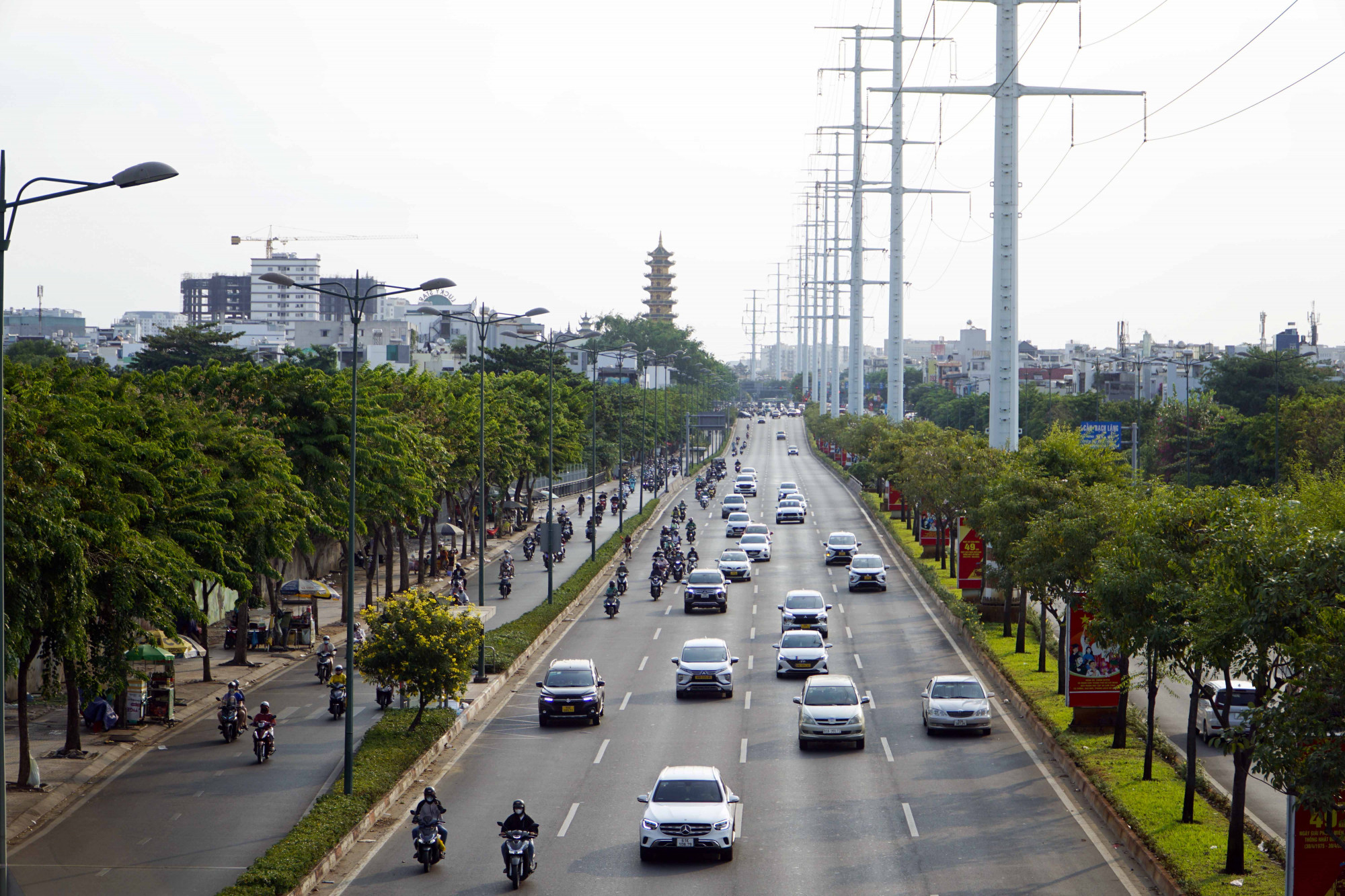 Đường Phạm Văn Đồng có nhiều giao lộ nằm trong danh sách lắp đặt đèn tín hiệu giao thông - Ảnh: Vũ Quyền